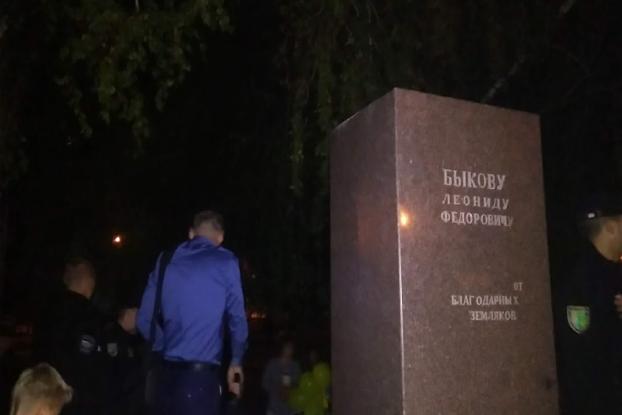 В Краматорске во время концерта Алеши разбили памятник Быкову 