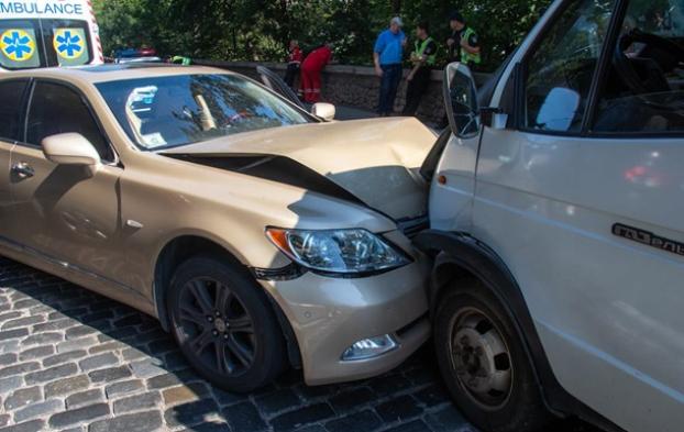 В Киеве возле «моста Кличко» водитель Lexus попал в ДТП и умер