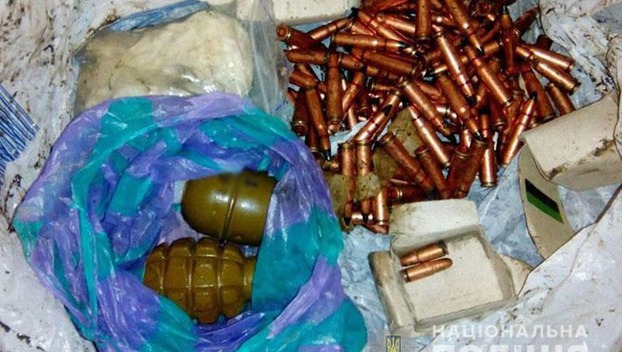 В Доброполье на одном из предприятий нашли пакет патронов и две гранаты