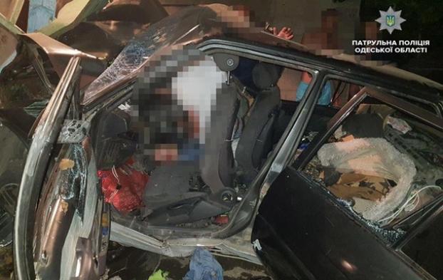 В Одессе машина врезалась в стену дома: погиб ребенок