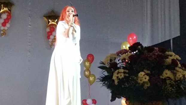 В Дружковке работников местного самоуправления с профессиональным праздником поздравляла украинская певица 