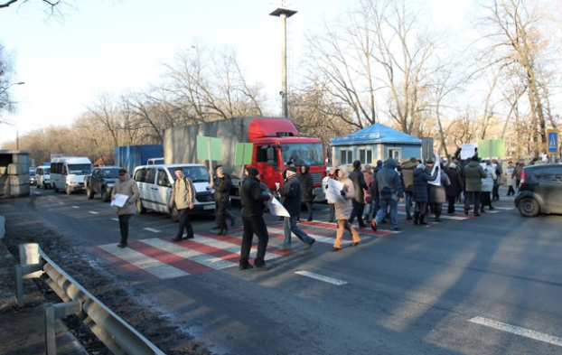 В Киеве протестующие перекрыли трассу