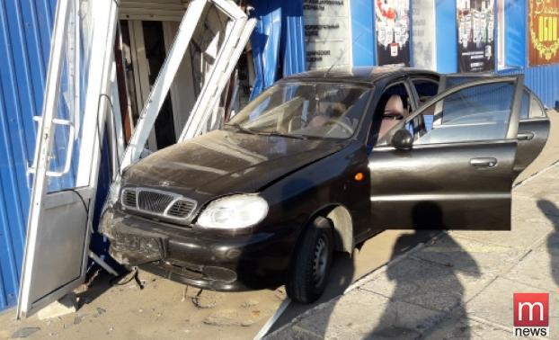 ДТП в Мариуполе: после удара авто влетело в магазин