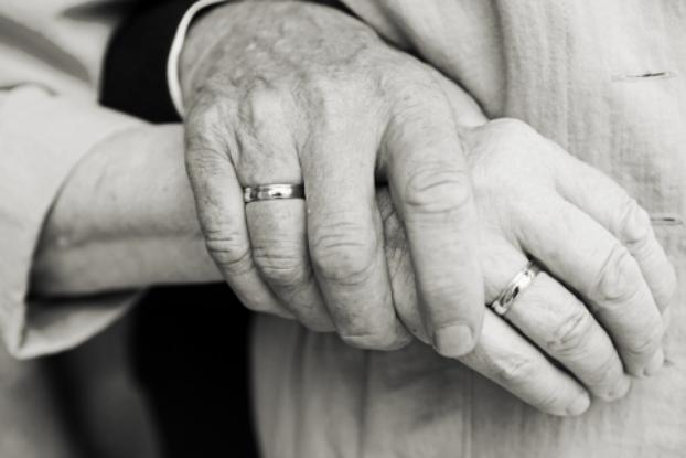 Развод ради субсидии: в Мариуполе старики отметили золотую свадьбу и подали на развод