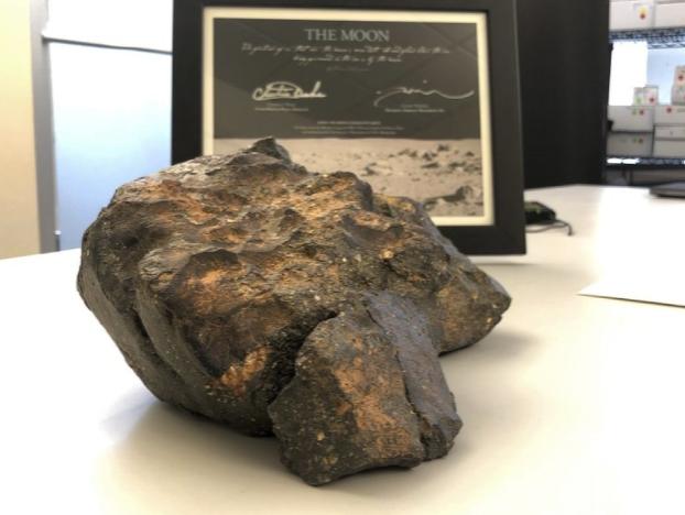 На аукционе в США продали пятикилограммовый лунный метеорит за 600 тысяч долларов