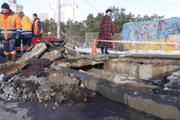 В Киеве возле метро «Дарница» провалился мост