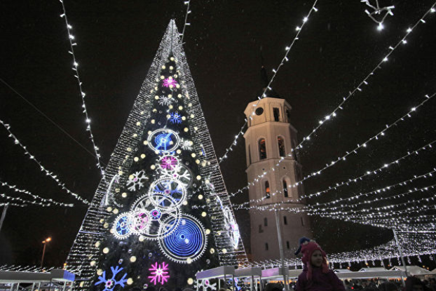 Как выглядят новогодние елки в разных городах Украины