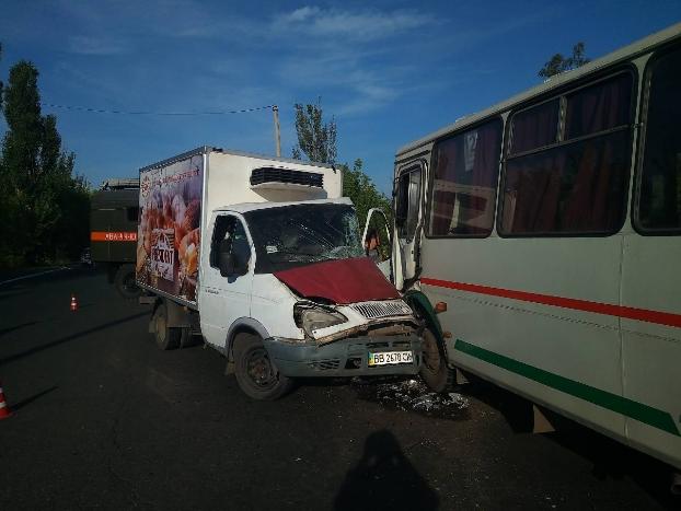 В Славянске спасатели деблокировали водителя после столкновения автобуса и грузовика