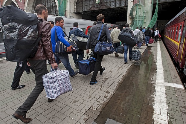 Названы причины, по которым украинцы отправляются в трудовую миграцию