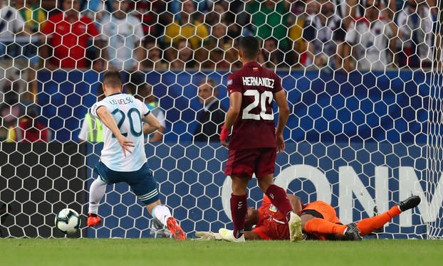Аргентина обыграла Венесуэлу и вышла в 1/2 финала Копа Америки