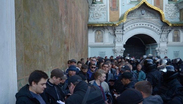 На территории Киево-Печерской лавры полиция задержала 122 человека 