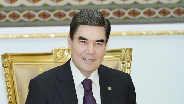 В Туркмении госучреждения заставили приобрести новые портреты президента из-за его седины