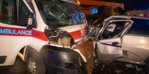 В Киеве машина скорой помощи столкнулась с легковушкой: трое погибших