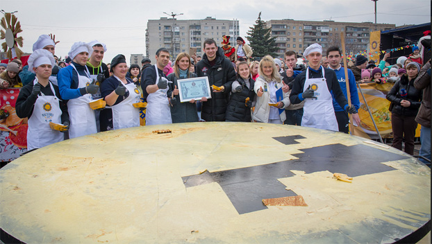 На Масленицу в Донецкой области выпекли блин-великан и установили новый рекорд