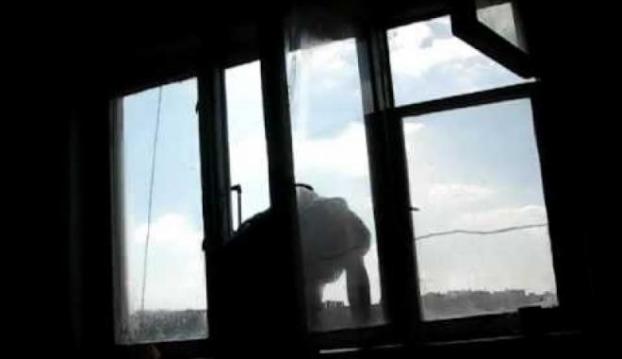 Мариупольские патрульные спасли мужчину, который хотел выпрыгнуть с балкона 