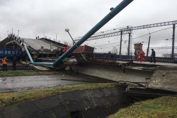 В России мост рухнул на поезд