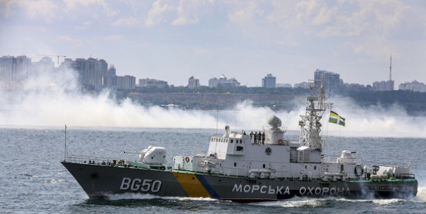 Российские пограничники открыли огонь по украинским кораблям в Керченском проливе, один моряк ранен