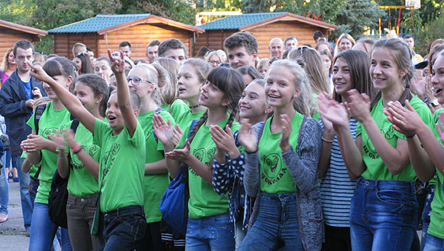 В Краматорске прошел флешмоб детей из лагеря «Шоколад»