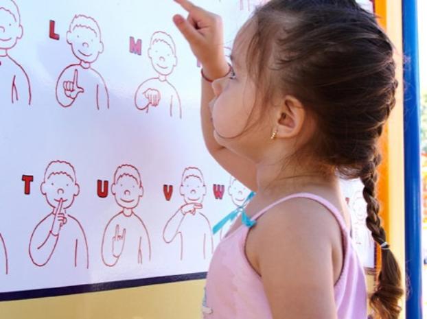 В каждой из украинских школ появится алфавит языка жестов