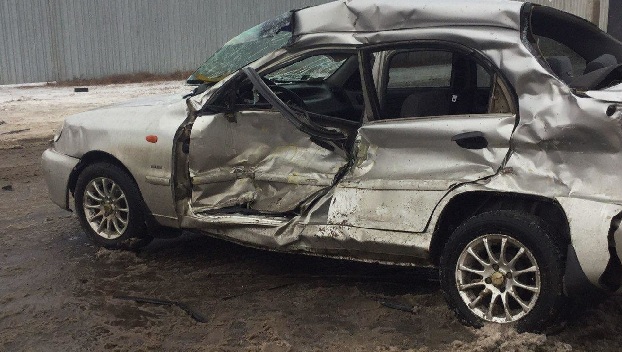 В Славянске произошло ДТП на скользкой дороге, двое людей сильно пострадали