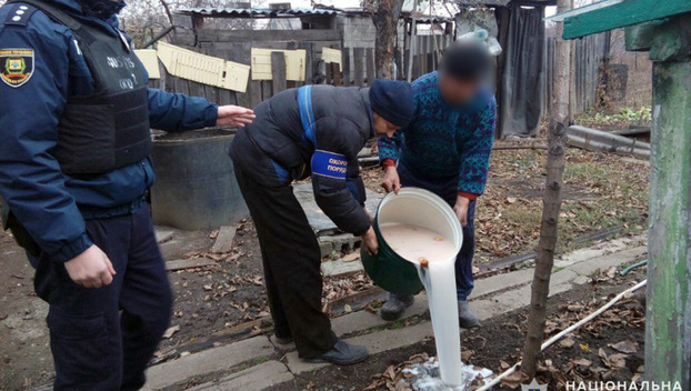 В Мирнограде полиция выявила самогонщика и уничтожила 40 литров браги