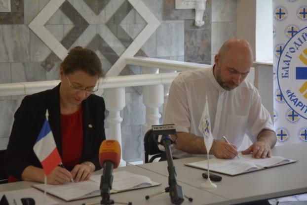Посол Франции в Мариуполе подписала грант на проект интеграции детей семей-переселенцев