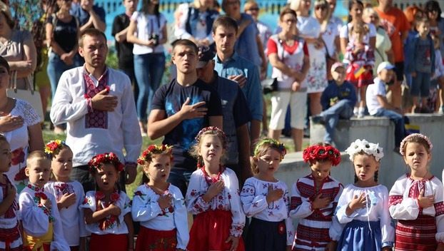 День государственного флага в Покровске отметили флеш-мобом и шествием