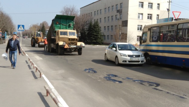 В Покровске начался ямочный ремонт центральных улиц
