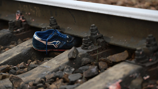В Мирнограде мужчина рискнул перейти полотно перед поездом и чуть не остался без ног