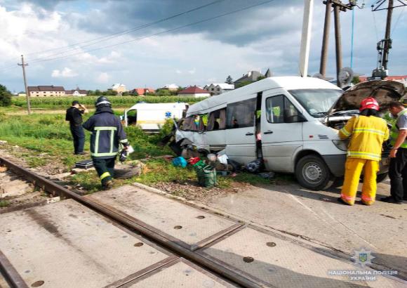На Буковине маршрутка столкнулась с грузовым поездом: есть жертвы