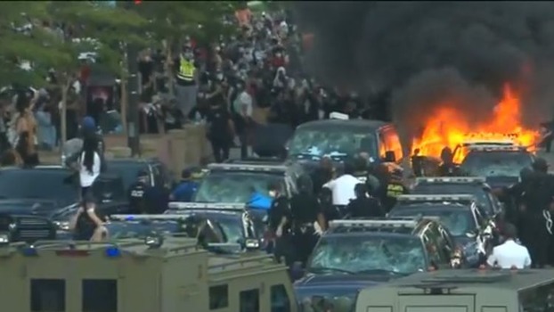 Протестующие в США подожгли полицейский автомобиль и ограбили ресторан
