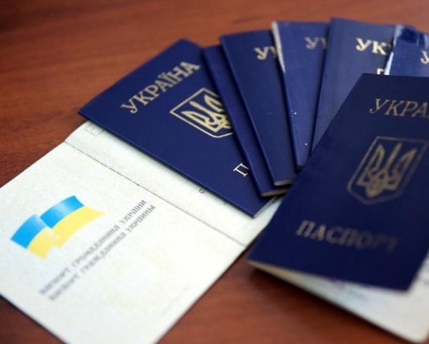 Получение паспорта через посредников – решение проблемы или умножение проблем