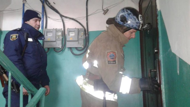 Мирноград: спасатели помогли открыть дверь в квартиру, где находилась беспомощная старушка