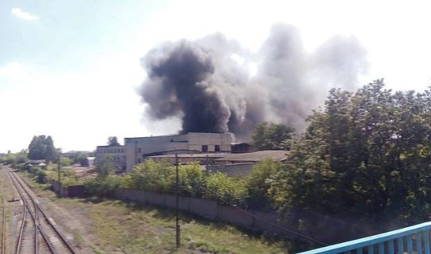 Масштабный пожар на Донетчине: горит здание бывшего машзавода в Новогродовке