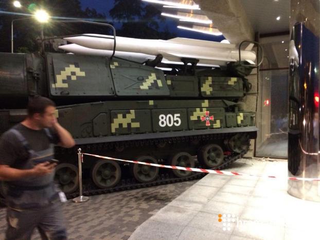 В Киеве зенитная установка «Бук» врезалась в здание