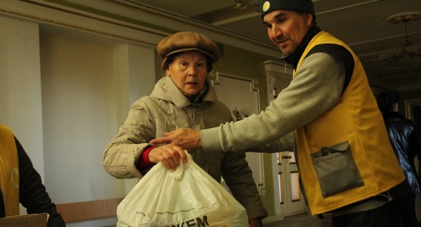 Пункт выдачи гуманитарной помощи заработал в Авдеевке по новому адресу 