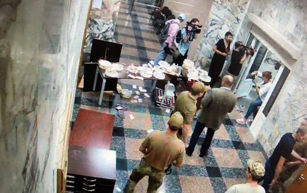 Сытник в шоколаде: активисты с тортами Roshen ворвались в здание НАБУ
