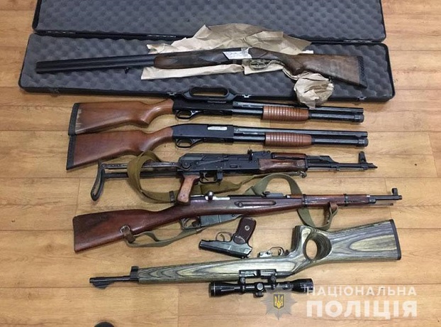 В Славянске женщина принесла в полицейский участок сумку с оружием