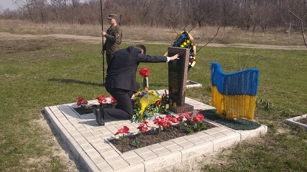 В Славянске прошел митиг-реквием в память о первых погибших во время проведения АТО украинских силовиках