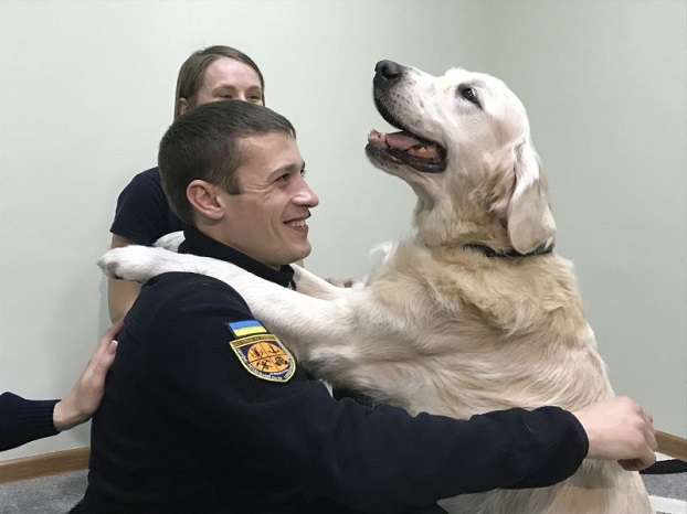 Впервые в Украине в штат спасателей зачислена собака