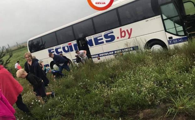 Под Киевом в кювет слетел автобус с детьми
