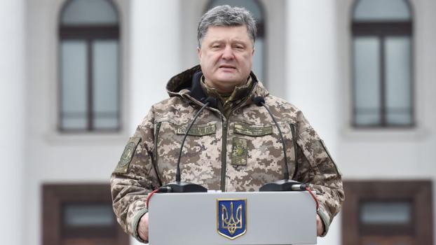 Порошенко сообщил о прекращении военного положения в Украине