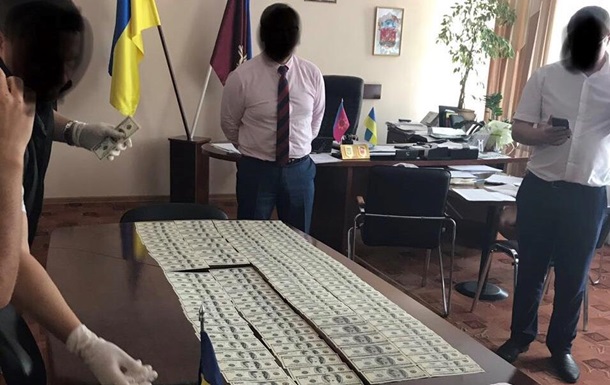 В Хмельницкой области чиновник попался на взятке в 33 тысячи долларов