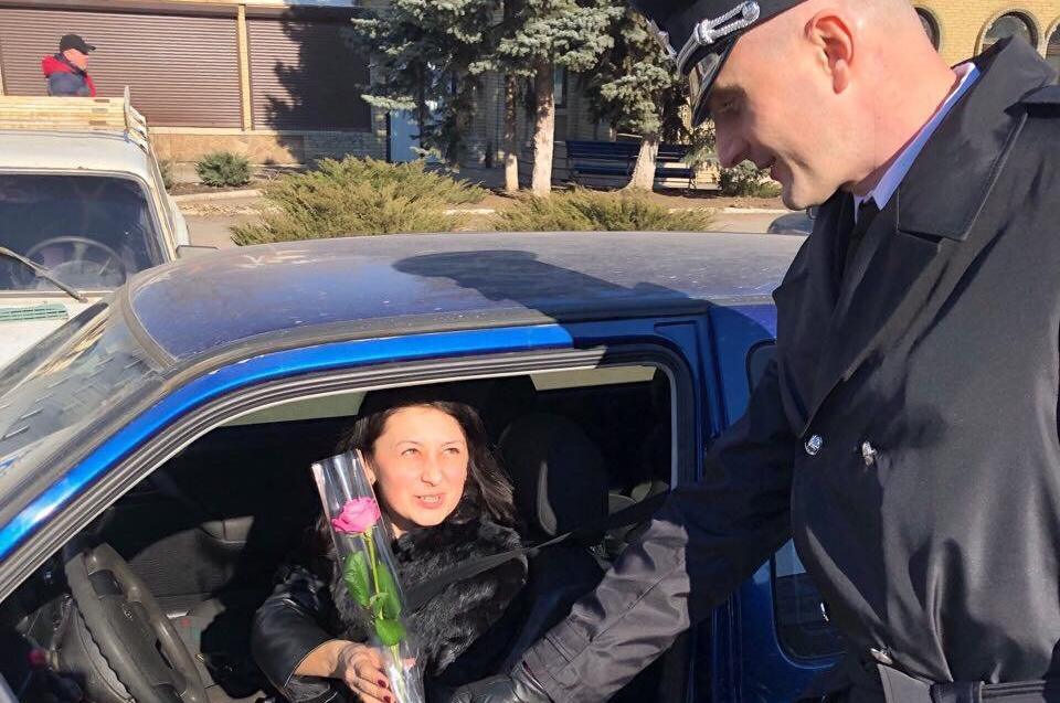 В Константиновке начальник дорожной полиции поздравлял женщин с 8 марта