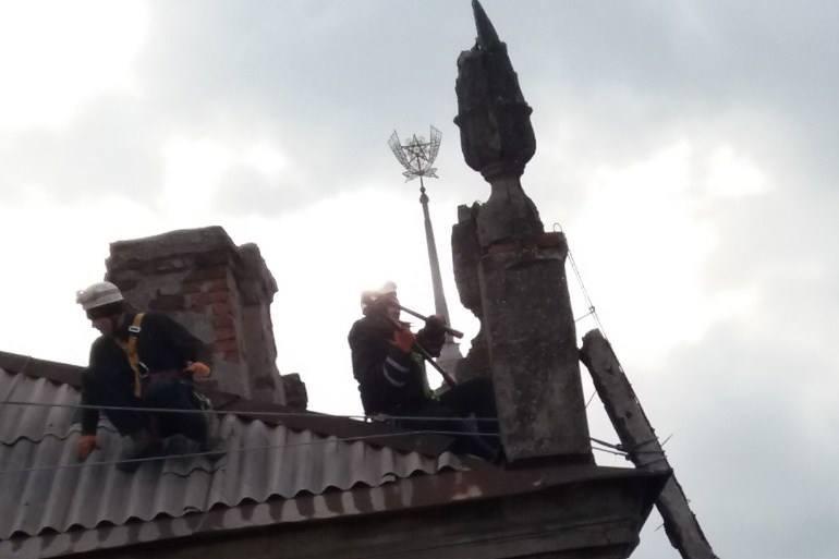 В Мариуполе двое суток спасали от разрушения дом со шпилем