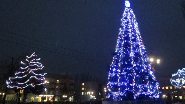В Покровске улицы сияют новогодней иллюминацией