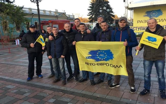 «Евробляхеры» второй день блокируют центр Киева