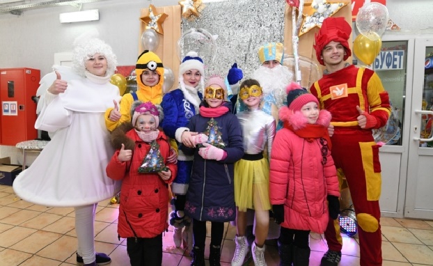Как проходит День святого Николая в Донецкой области: праздник на льду и 60 000 подарков