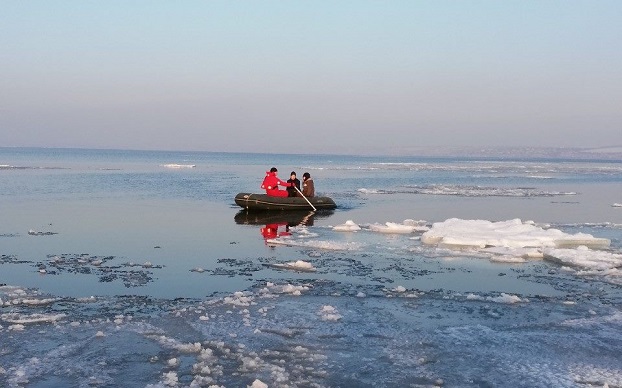 На Одесчине спасали подростков, которые уплыли в море на льдине