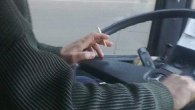 Мариупольцы просят водителей общественного транспорта отказаться от курения за рулем